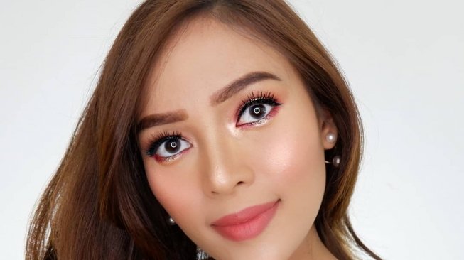 Gokil Abis, Beauty Vlogger Ini Sibuk Makeup Saat Lahiran