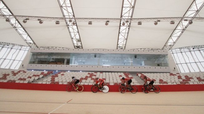 Tim nasional (timnas) balap sepeda mulai melakukan persiapan penuh jelang Asian Games 2018, dengan menggelar latihan di Jakarta International Velodrome (JIV) Rawamangun, Jakarta, seperti terlihat Kamis (12/7/2018). [Suara.com/Oke Atmaja]