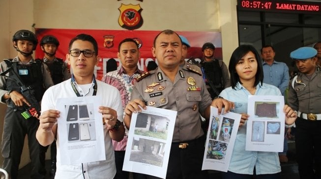 Polisi menunjukkan barang bukti pemerkosaan siswi SMK hingga meninggal di Bogor. (Suara.com/Rambiga)