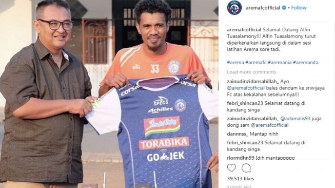 Manajemen Arema mengumumkan dua rekrutan baru dari Sriwijaya, Hamka Hamzah dan Alfin Tuasalamony. [Instagram@aremaofficial]