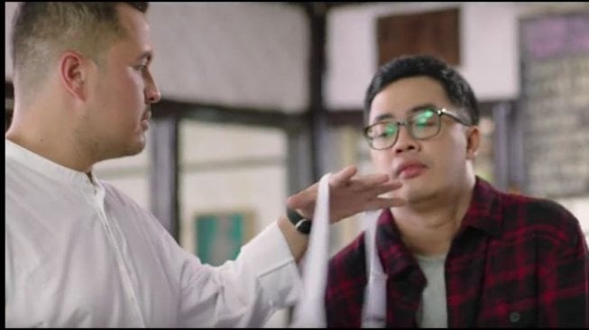 RIfat Sungkar di teaser film Milly dan Mamet. (YouTube)