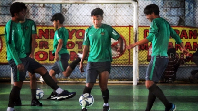 Para pemain Timnas Indonesia U-19 menjalani latihan di lapangan futsal, Jumat (13/7/2018), untuk persiapan menghadapi Thailand dalam perebutan tempat ketiga Piala AFF U-19 di Stadion Gelora Delta, Sidoarjo, Sabtu (14/7/2018) sore. [Suara.com/Dimas Angga P]