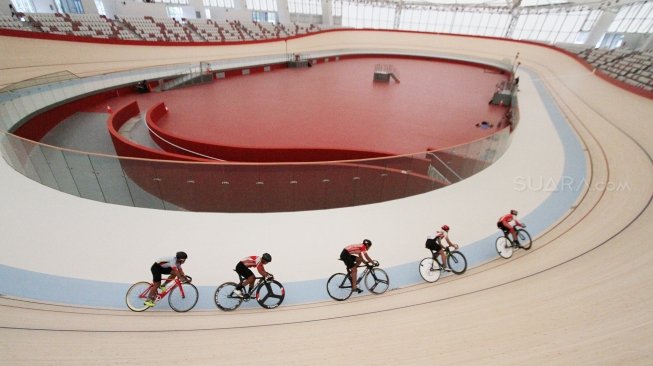 Tim nasional (timnas) balap sepeda mulai melakukan persiapan penuh jelang Asian Games 2018, dengan menggelar latihan di Jakarta International Velodrome (JIV) Rawamangun, Jakarta, seperti terlihat Kamis (12/7/2018). [Suara.com/Oke Atmaja]