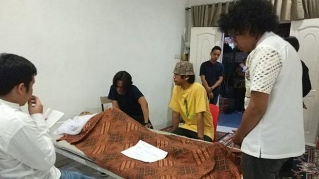 Suasana rumah duka ayahanda Rama d'Masiv [Instagram/rianekkypradipta]