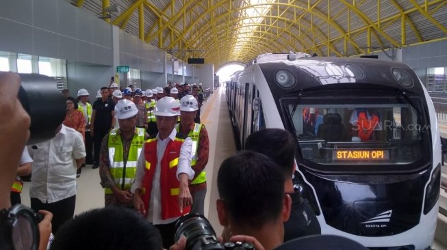 Presiden RI Joko Widodo melakukan uji coba rangkaian kereta ringan (light rail transit; LRT) Palembang, Sumatera Selatan, Jumat (13/7/2018) sore. [Suara.com/Andhiko Tungga Alam]
