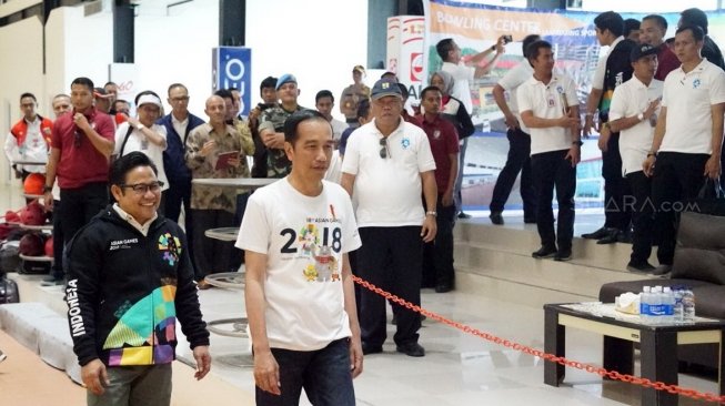 Presiden Joko Widodo mengunjungi venue Bowling di Kompleks Jakabaring Sport City (JSC), Palembang, Sumatera Selatan, Sabtu (14/7/2018). [Suara.com/Andhiko Tungga Alam]