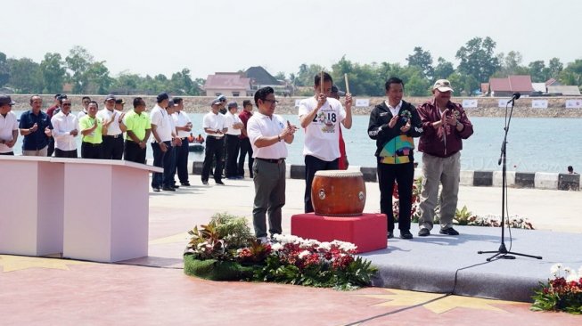 Presiden Joko Widodo meresmikan lima venue olahraga di Kompleks Jakabaring Sport City (JSC), Palembang, Sumatera Selatan, Sabtu (14/7/2018). [Suara.com/Andhiko Tungga Alam]