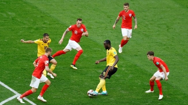 Penyerang Belgia, Romelu Lukaku (tengah), mengendalikan bola yang dikepung para pemain Inggris dalam perebutan tempat ketiga Piala Dunia 2018 di Krestovsky Stadium, Saint-Petersburg, Sabtu (14/7). [Anadolu]