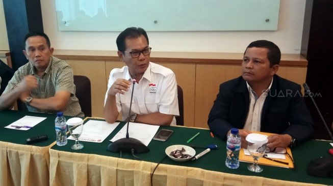 Direktur Utama PT Sriwijaya Optimis Mandiri (SOM), Mudai Madang (tengah), dalam konferensi pers evaluasi PT SOM terhadap Sriwijaya FC di Hotel Grand Inna, Palembang, Sumatera Selatan, Sabtu (14/7/2019). [Suara.com/Andhiko Tungga Alam]