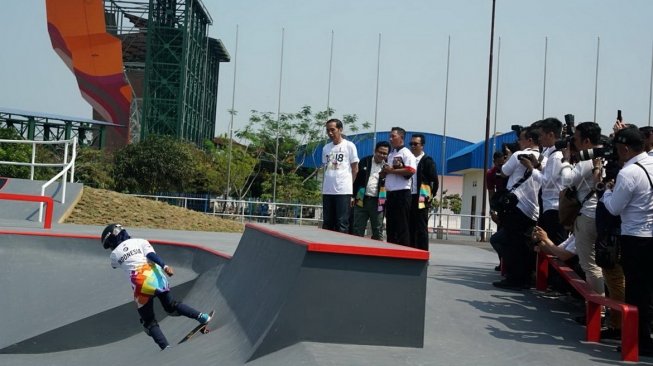 Presiden Joko Widodo memantau venue Skate Board di Kompleks Jakabaring Sport City (JSC), Palembang, Sumatera Selatan, Sabtu (14/7/2018). [Suara.com/Andhiko Tungga Alam]