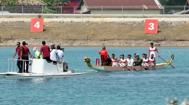 Resmikan 5 Venue JSC, Jokowi Jajal Bowling dan Dayung Perahu Naga