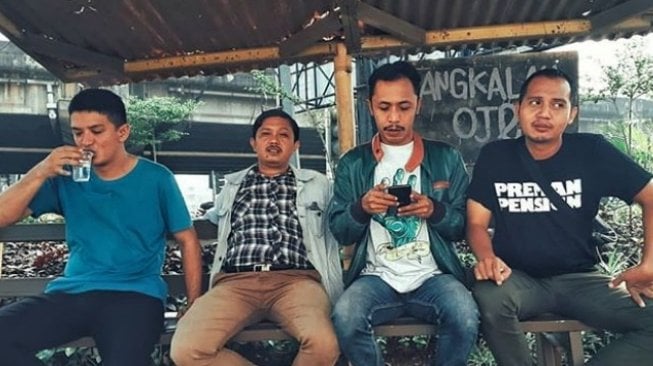 Furry Setya Raharja alias Mas Pur bersama pemain lain Tukang Ojek Pengkolan (TOP) [Instagram]