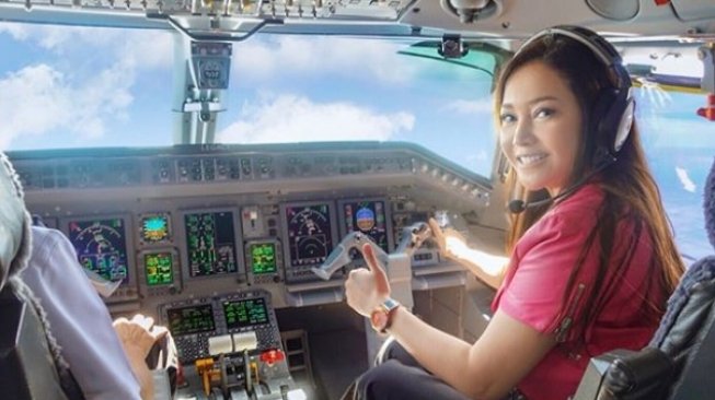 Maia Estianty pose kemudikan jet pribadi [Instagram/maiaestiantyreal]