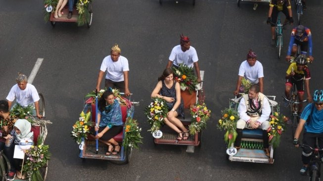 Para peserta dari berbagai negara diantar dengan becak dalam Cross Culture Surabaya [Suara.com/Dimas Angga Perkasa].