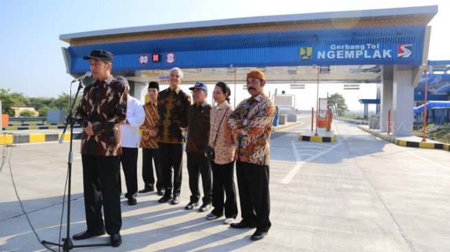 Gaya Nyentrik Presiden Jokowi saat Resmikan Tol Solo - Ngawi