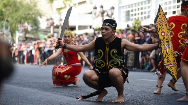 Wakil kontingen Banjarmasin dalam acara Cross Culture Surabaya [Suara.com/Dimas Angga Perkasa].