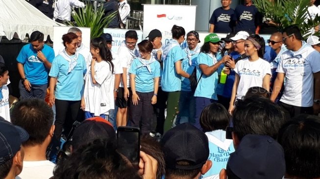 Menteri Kelautan dan Perikanan Susi Pudjiastuti dan sejumlah artis di acara peluncuran organisasi Pandu Laut Nusantara, area Car Free Day, Jalan Jenderal Sudirman, Jakarta Pusat, Minggu (15/7/2018) [Suara.com/Dwi Bowo Raharjo]