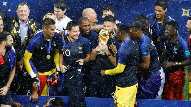 Striker Prancis Olivier Giroud mencium trofi Piala Dunia setelah mengalahkan Kroasia di final. (Anadolu Agency)  