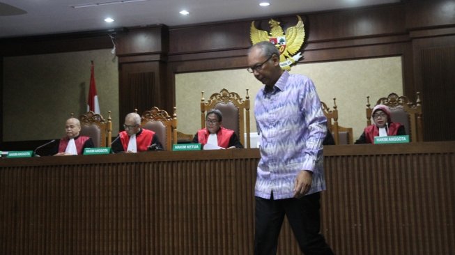 Terdakwa kasus dugaan perintangan penyidikan kasus KTP elektronik Bimanesh Sutarjo divonis tiga tahun penjara oleh Majelis Hakim di Pengadilan Tipikor, Jakarta Pusat, Senin (16/7). (Suara.com/Oke Atmaja)