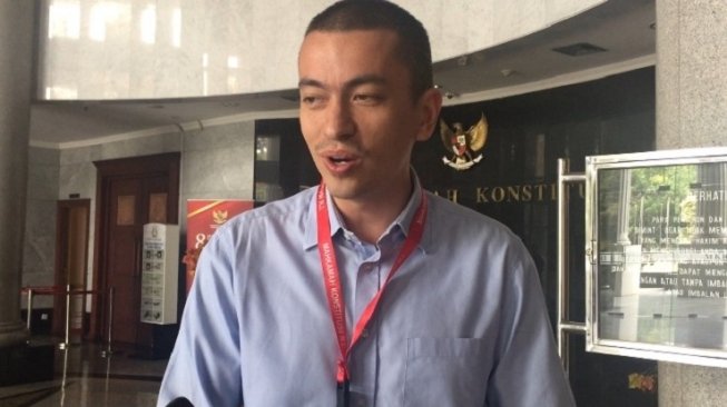 Pengacara PSI Rian Ernest di gedung MK. (Suara.com/Lily Handayani)