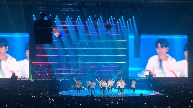 Konser Wanna One di Indonesia, Minggu (15/7/2018). [Suara.com/Sumarni]