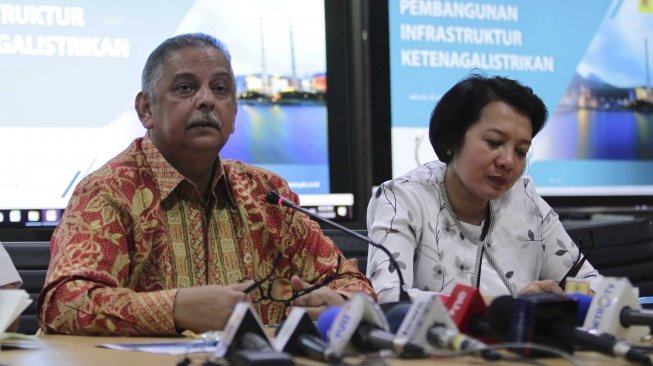 Direktur Utama PLN Sofyan Basir (kiri) memberikan keterangan pers tentang penggeledahan kediamannya oleh petugas Komisi Pemberantasan Korupsi (KPK) di Kantor Pusat PLN, Jakarta Selatan, Senin (16/7).[Suara.com/Muhaimin A Untung] 