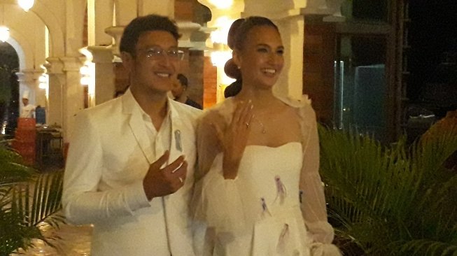 Dimas Anggara dan Nadine Chandrawinata usai resepsi pernikahan kedua di Jakarta, Minggu (15/7/2018). [Suara.com/Ismail]