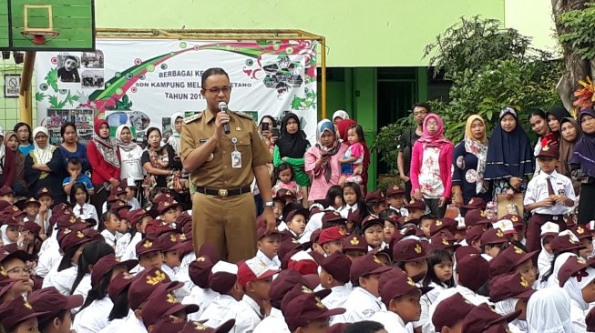 Anies di depan Murid SD : Perkenalkan, Saya Gubernur DKI Jakarta