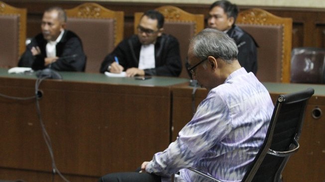 Terdakwa kasus dugaan perintangan penyidikan kasus KTP elektronik Bimanesh Sutarjo divonis tiga tahun penjara oleh Majelis Hakim di Pengadilan Tipikor, Jakarta Pusat, Senin (16/7). (Suara.com/Oke Atmaja)
