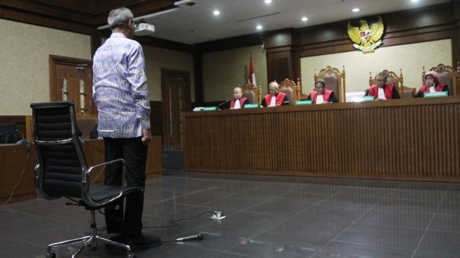 Terdakwa kasus dugaan perintangan penyidikan kasus KTP elektronik Bimanesh Sutarjo divonis tiga tahun penjara oleh Majelis Hakim di Pengadilan Tipikor, Jakarta Pusat, Senin (16/7). (Suara.com/Oke Atmaja)
