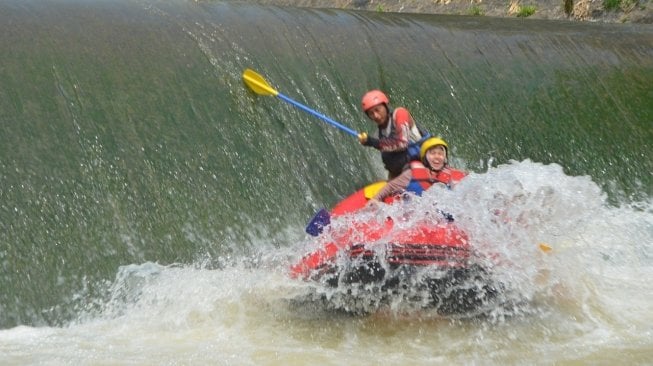 Menikmati keseruan di Rafting Cisadane Adventure. [Suara.com/Risna Halidi]