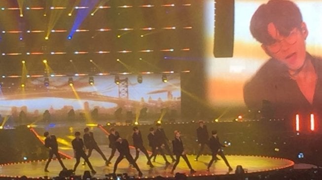 Konser Wanna One di Indonesia, Minggu (15/7/2018). [Suara.com/Sumarni]