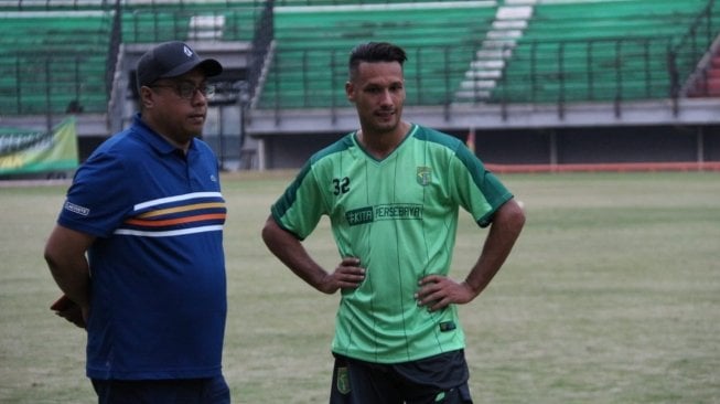 Raphael Maitimo saat latihan pertamanya bersama pemain Persebaya Surabaya lainnya. (Suara.com/Dimas Angga P) 