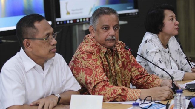 Direktur Utama PLN Sofyan Basir (tengah) memberikan keterangan pers tentang penggeledahan kediamannya oleh petugas Komisi Pemberantasan Korupsi (KPK) di Kantor Pusat PLN, Jakarta Selatan, Senin (16/7).[Suara.com/Muhaimin A Untung]