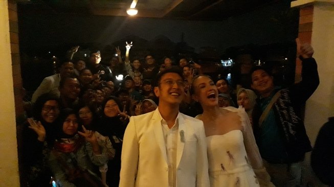 Dimas Anggara dan Nadine Chandrawinata usai resepsi pernikahan kedua di Jakarta, Minggu (15/7/2018). [Suara.com/Ismail]