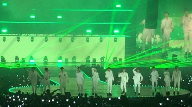 Konser Wanna One di Indonesia, Minggu (15/7/2018). [Suara.com/Sumarni]