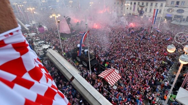 Lautan manusia menyambut para pemain timnas Kroasia di Bana Jelacica Square di Zagreb. Andrej ISAKOVIC / AFP 