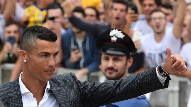 Bintang asal Portugal Cristiano Ronaldo tiba di pusat medis Juventus di Allianz stadium di Turin dan menyapa para fans Juventus. MIGUEL MEDINA / AFP