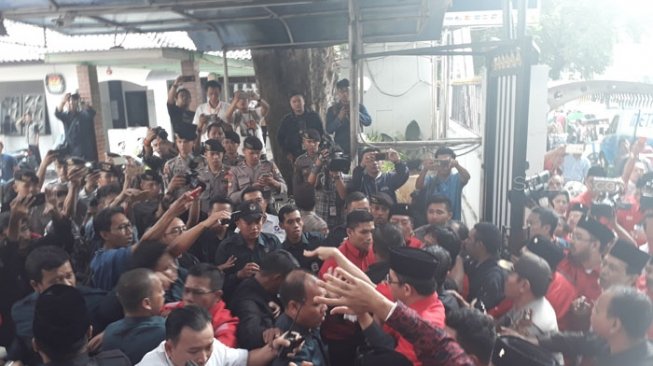 Mobil Hary Tanoe Nyelonong Masuk, Caleg PDIP - Perindo Bentrok