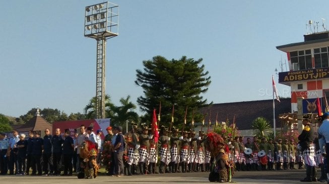 Upacara penyambutan Api Abadi Asian Games 2018 Pangkalan TNI AU Adisutjipto, Yogyakarta, Selasa (17/7). [Suara.com/Arief Apriadi]