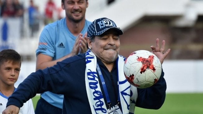 Diego Maradona tiba di stadion di Brest, Senin (16/7/2018). [AFP/Sergei Gapon]