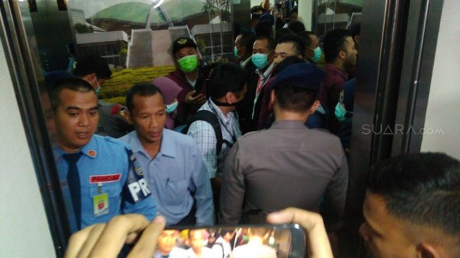  Dua  Koper dan Tas  Hitam Diangkut KPK dari Ruang  Kerja Eni 