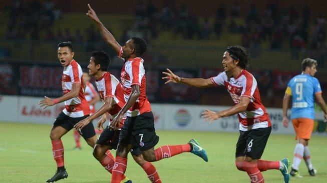 Pesepak bola Madura United FC (MU) Elgelbert Tsani melakukan selebrasi usai mencetak gol ke gawang Perseru Serui dalam lanjutan Liga 1 di Stadion Gelora Ratu Pamelingan (SGRP) Pamekasan, Jawa Timur, Selasa (17/7). ANTARA FOTO/Saiful Bahri