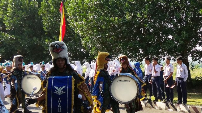 Sejumlah murid di Yogyakarta antusias menyambut arak-arakan Api Abadi Asian Games 2018, Selasa (17/7). [Suara.com/Arief Apriadi]