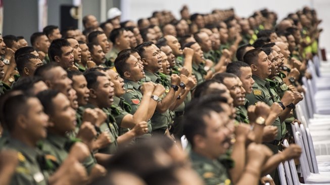 Presiden Joko Widodo menyampaikan arahan kepada Bintara Pembina Desa (Babinsa) seluruh Indonesia dalam Apel Besar Babinsa di Hanggar KFX PT DI di Bandung, Jawa Barat, Selasa (17/7). Dalam arahannya Presiden Joko Widodo mengajak Babinsa untuk mengawal, menjaga kesetiaan kepada rakyat, wilayah NKRI dan pemerintah yang sah. ANTARA FOTO/M Agung Rajasa