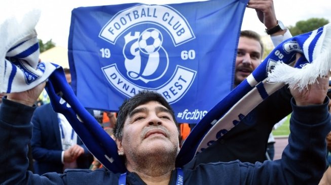 Diego Maradona tiba di stadion di Brest, Senin (16/7/2018). [AFP/Sergei Gapon]