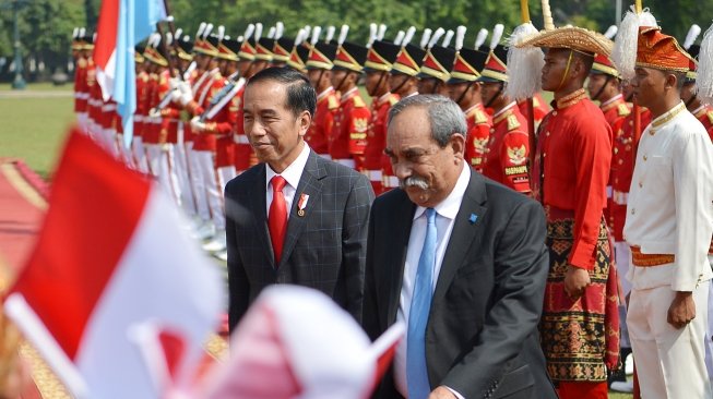 Presiden Joko Widodo berbincang dengan Presiden Federasi Serikat Micronesia Peter M Christian ketika menerima kunjungan kenegaraan di Istana Bogor, Rabu (18/7). Kunjungan kenegaraan perdana Presiden Federasi Serikat Micronesia tersebut untuk meningkatkan hubungan bilateral kedua negara seperti di bidang pendidikan, perdagangan serta melakukan perjanjian bebas visa bagi diplomat dan dinas. ANTARA FOTO/Wahyu Putro A