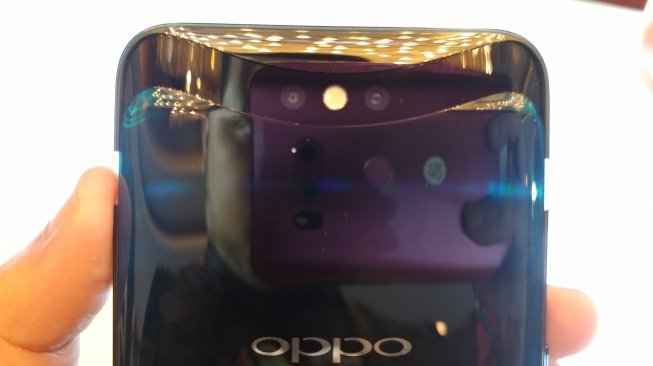 Posisi kamera belakang pada Oppo X [Suara.com/Aditya Gema Pratomo].