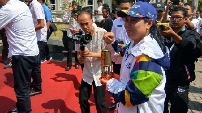 Yayuk Basuki, mantan petenis putri Indonesia sesaat setelah menerima api abadi [Suara.com/Adam Iyasa].