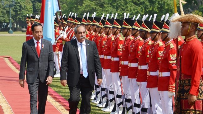 Presiden Joko Widodo berbincang dengan Presiden Federasi Serikat Micronesia Peter M Christian ketika menerima kunjungan kenegaraan di Istana Bogor, Rabu (18/7). Kunjungan kenegaraan perdana Presiden Federasi Serikat Micronesia tersebut untuk meningkatkan hubungan bilateral kedua negara seperti di bidang pendidikan, perdagangan serta melakukan perjanjian bebas visa bagi diplomat dan dinas. ANTARA FOTO/Wahyu Putro A